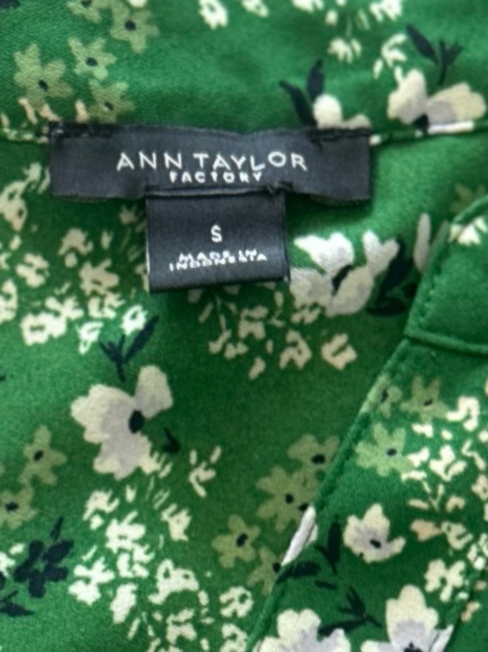 Ann Taylor Factory Green Floral V-Neck Long Sleeve Blouse Size S - Picture 2 of 3